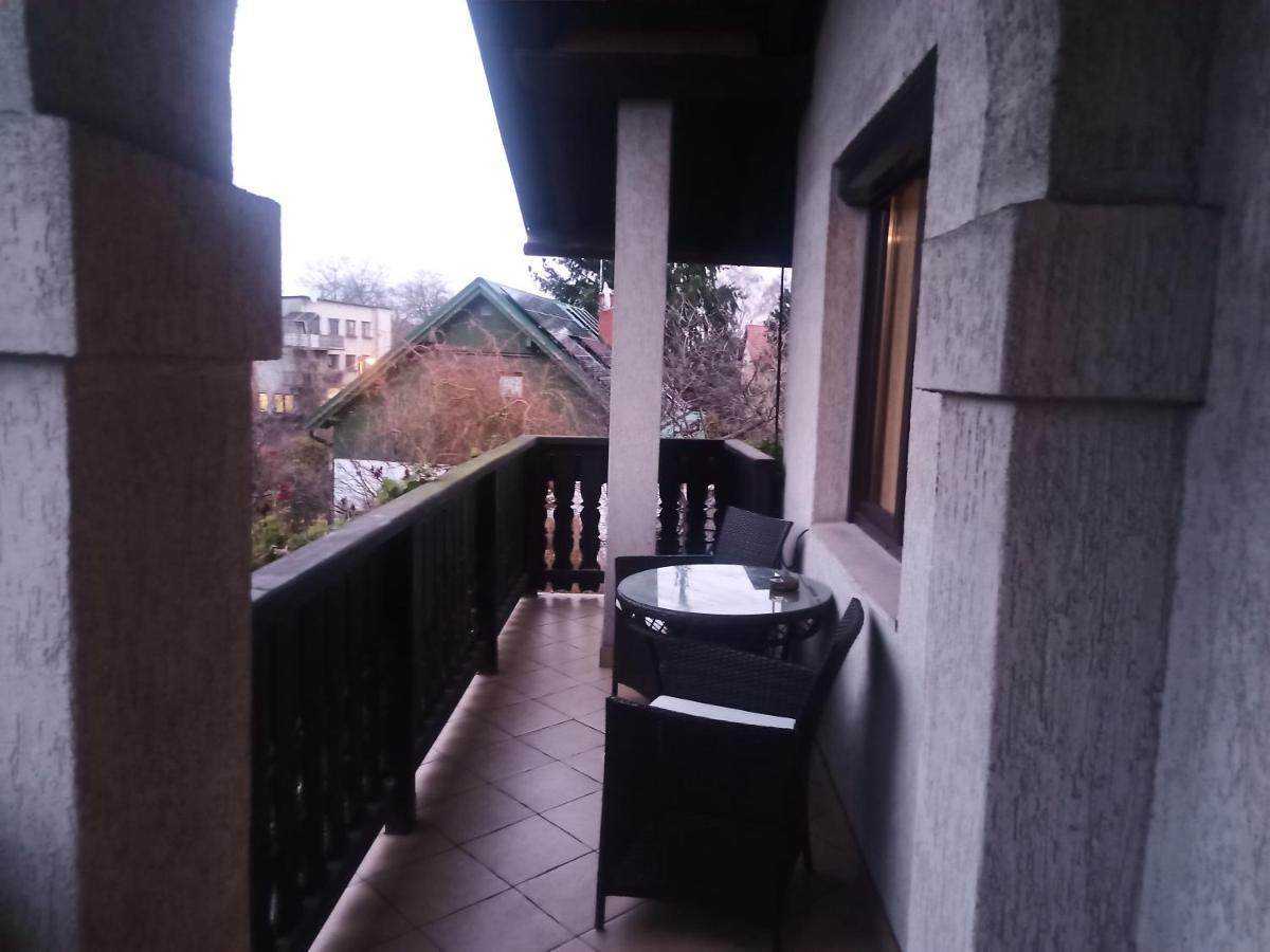 Pokoj W Domu Z Duzym Ogrodem Krasków Exterior foto