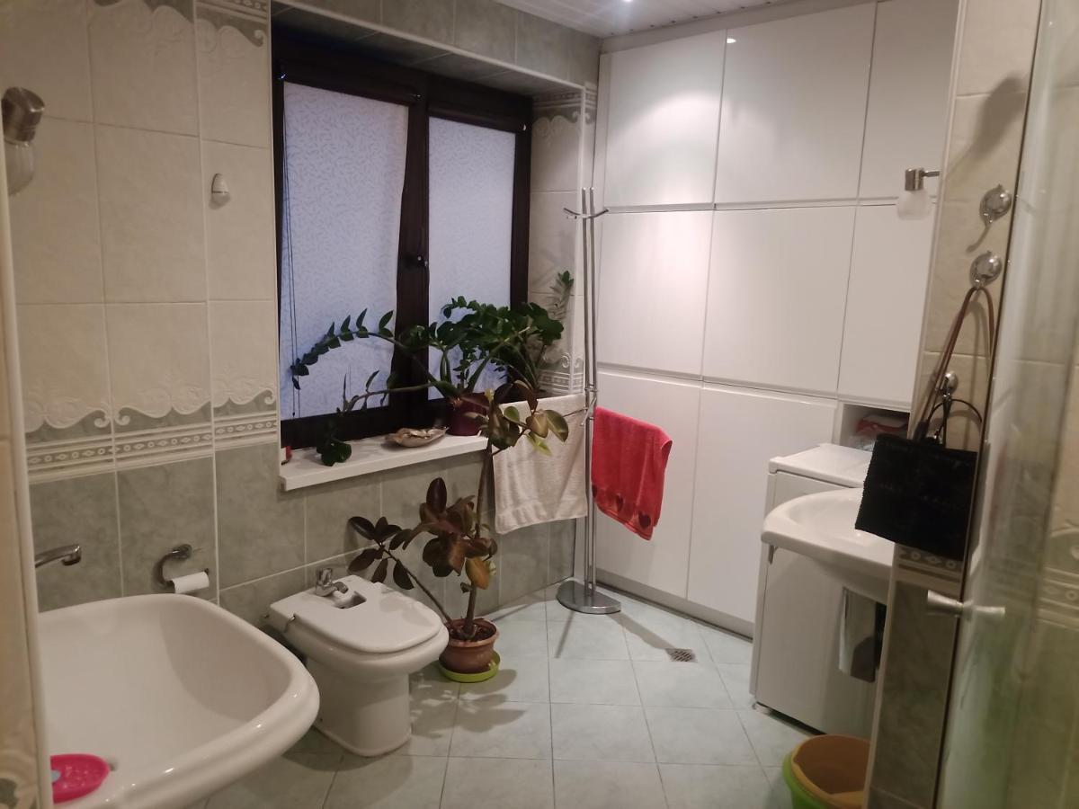 Pokoj W Domu Z Duzym Ogrodem Krasków Exterior foto