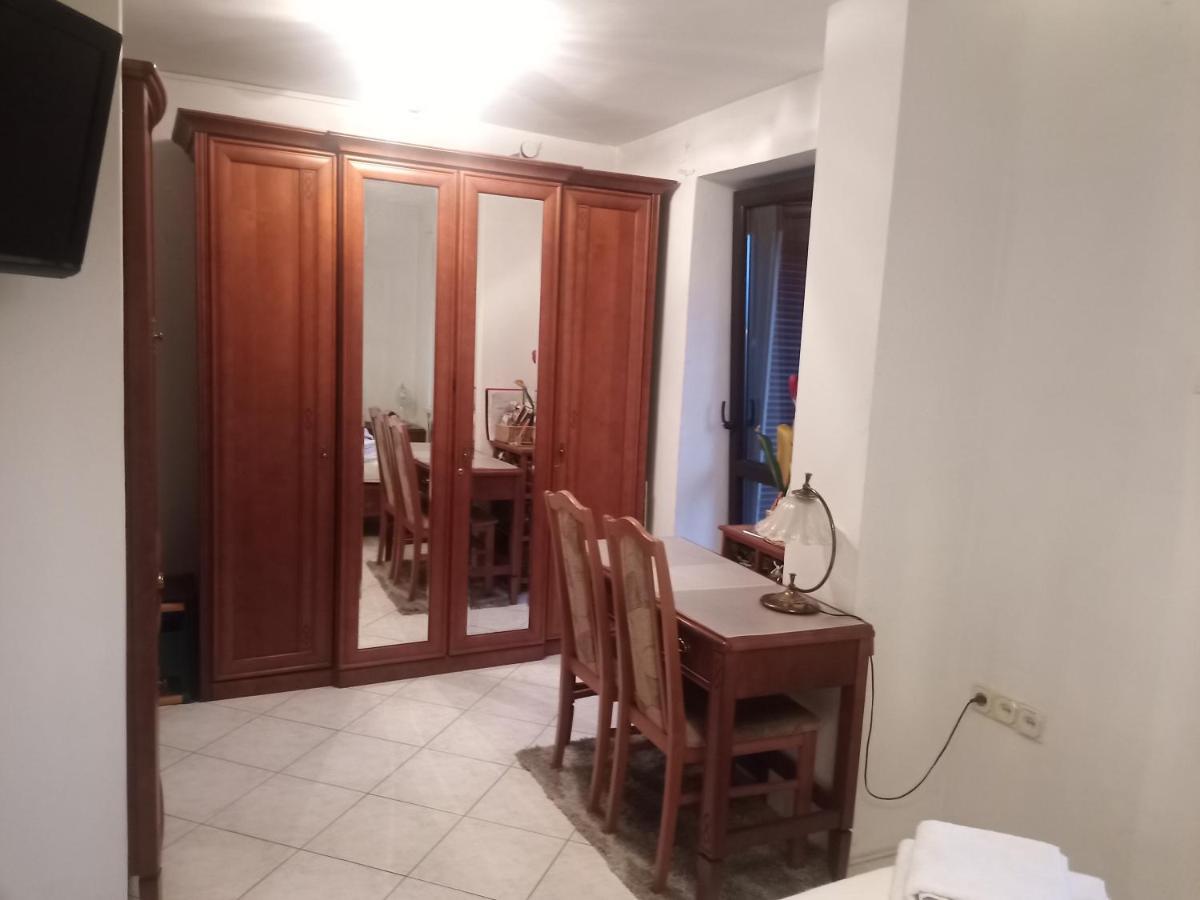 Pokoj W Domu Z Duzym Ogrodem Krasków Exterior foto